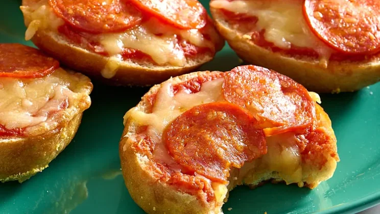 Easy Easy Mini Bagel Pizzas Recipe You Can Make in 30 Minutes
