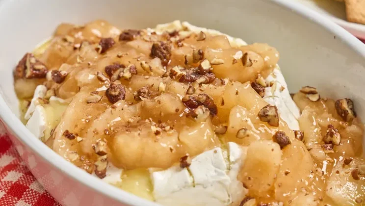 How to Make Apple Pie Baked Brie (Easy Recipe Step-by-Step)